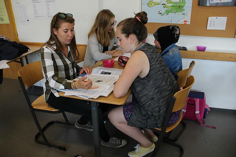 Die Schüler lernen und spielen gemeinsam.