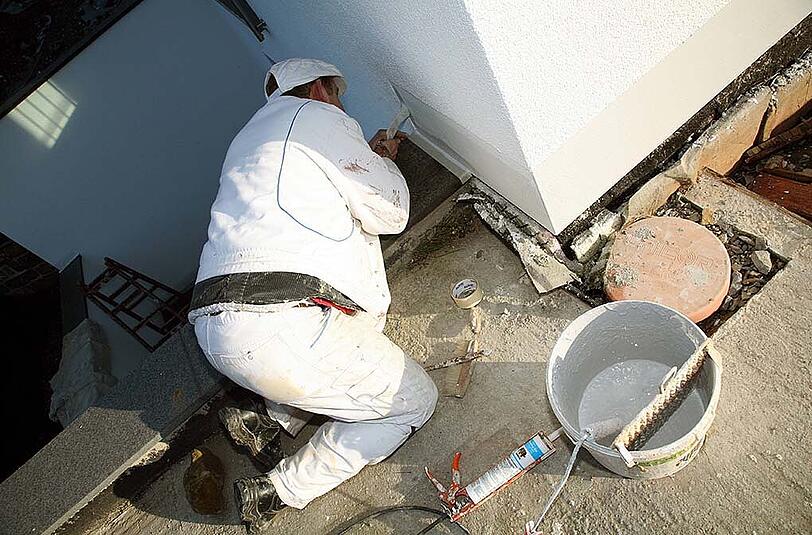 Die Bauarbeiter strichen auch die Hausfassade - und wollten dafür Geld sehen. Dabei hatte die 82-Jährige die Männer gar nicht beauftragt. (Symbolfoto)