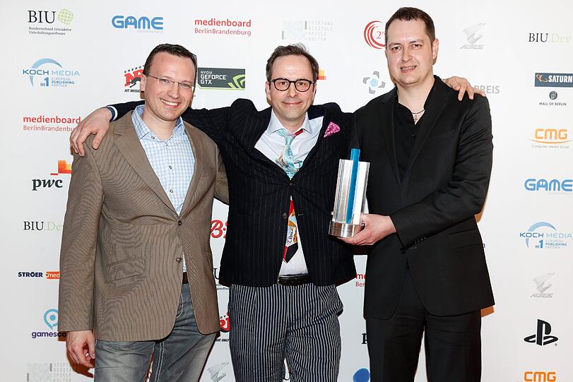 Kurt Krömer (mi.) mit den Activision Gewinner "Bestes internationales Multiplayer-Spiel"