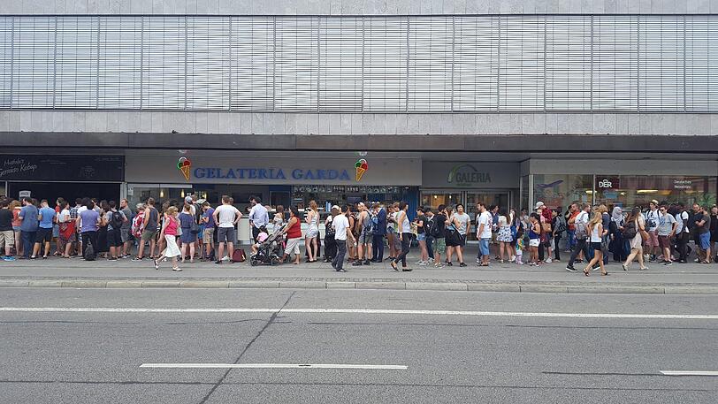 Eine lange Schlange bildet sich in den ersten Tagen vor Mustafa&lsquo;s Gemüse-Kebap in der Sonnenstraße. So ist es seit vielen Jahren auch in Berlin-Kreuzberg.