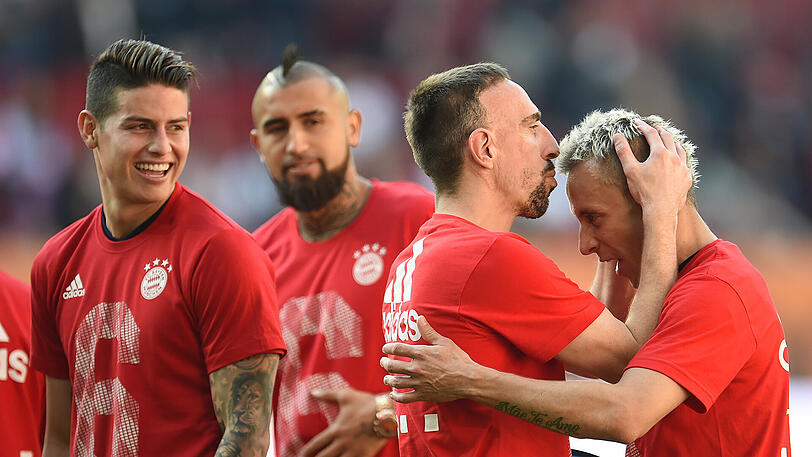 Für James ist es die erste deutsche Meisterschaft überhaupt. Franck Ribéry (m.) hat da schon einige Titel mehr auf dem Konto.