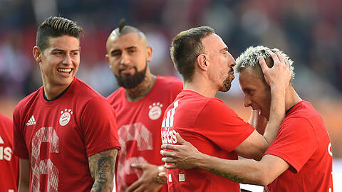 Für James ist es die erste deutsche Meisterschaft überhaupt. Franck Ribéry (m.) hat da schon einige Titel mehr auf dem Konto.
