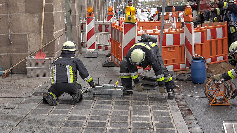 Auf einer Kreuzung stößt das Kleinalarmfahrzeug der Nürnberger Feuerwehr mit einem Audi A4 zusammen.