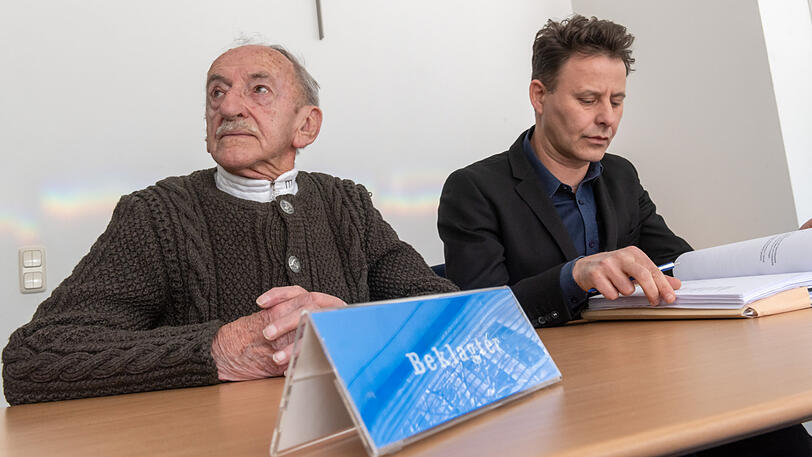 Der Beklagte 89-Jährige Rudolf K. (l.) sitzt zu Beginn eines Zivilprozesses mit seinem Anwalt Emil Kellner an seinem Platz im Gerichtssaal des Amtsgerichts.