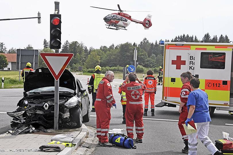Die Bilder vom Verkehrsunfall auf der Bundesstraße 12 bei Hohenlinden.