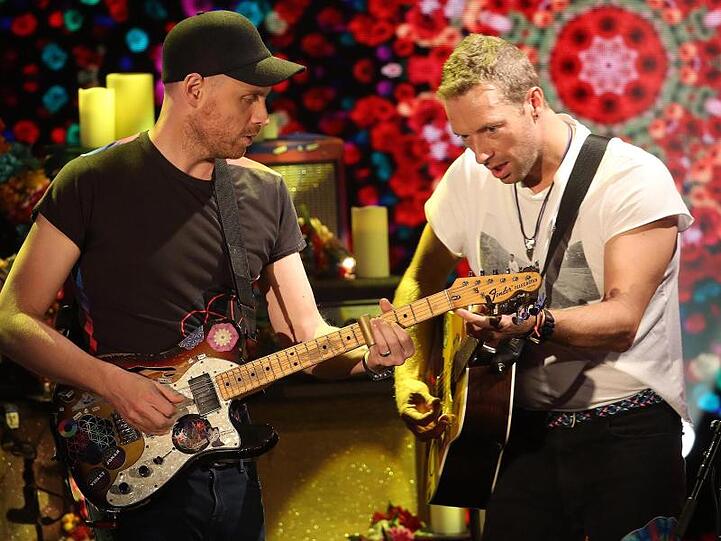 Chris Martin (r) and Jonny Buckland von Coldplay 2016 im italienischen Fernsehen.