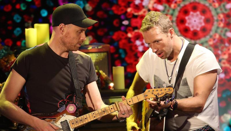 Chris Martin (r) and Jonny Buckland von Coldplay 2016 im italienischen Fernsehen. Chris Martin (r) and Jonny Buckland von Coldplay 2016 im italienischen Fernsehen.