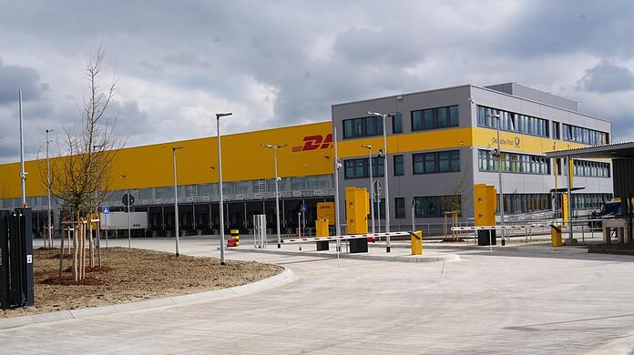 Nicht zu übersehen im Münchner Nordosten: Das neue Paketzentrum Aschheim II ist seit Montag in Betrieb.