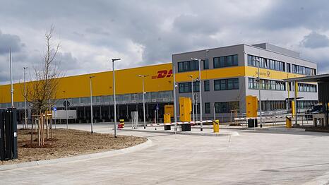 Nicht zu übersehen im Münchner Nordosten: Das neue Paketzentrum Aschheim II ist seit Montag in Betrieb.