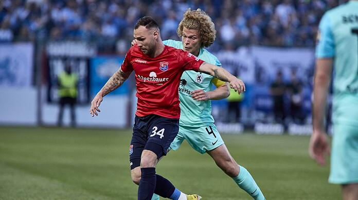 Patrick Hobsch (l.) im Duell mit Löwen-Kapitän Jesper Verlaat – bald Kollegen beim TSV 1860?