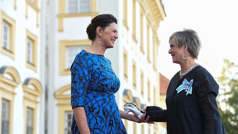 Ilse Aigner (l.) 2022 mit Gloria in Schleißheim. Ilse Aigner (l.) 2022 mit Gloria in Schleißheim.