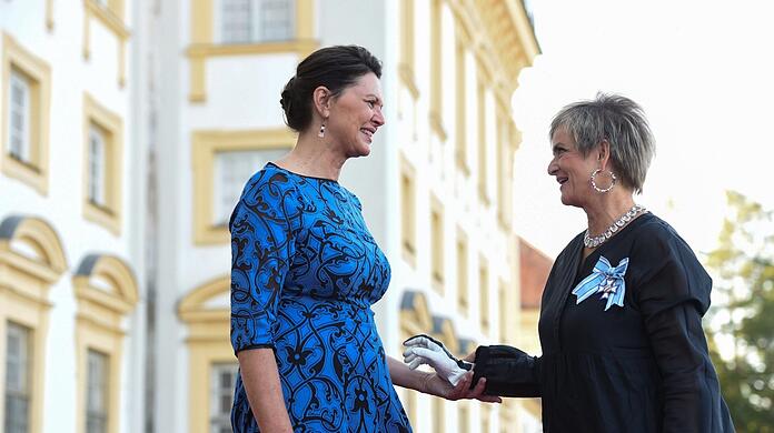 Ilse Aigner (l.) 2022 mit Gloria in Schleißheim.