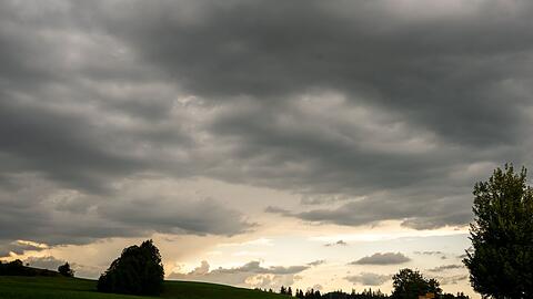 Am Wochenende kühlt es in Bayern ab und es wird bewölkt. (Archivbild)