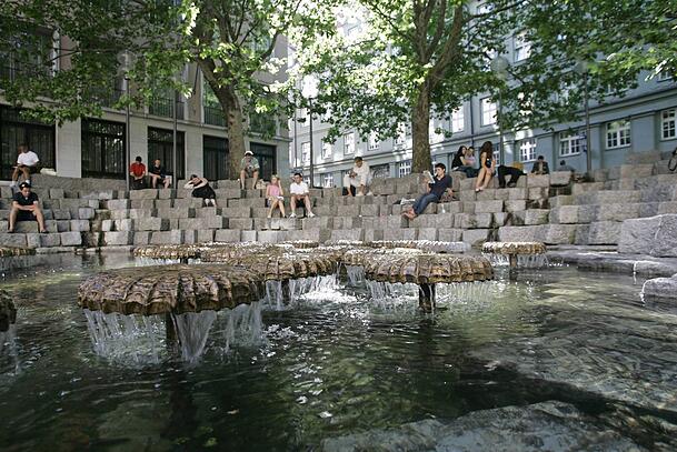 Auch er wurde im Zuge der Fußgängerzone geschaffen: der Wasserpilzbrunnen am Frauenplatz. Auch er wurde im Zuge der Fußgängerzone geschaffen: der Wasserpilzbrunnen am Frauenplatz.