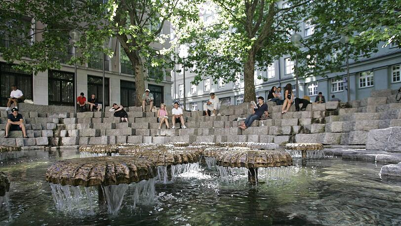 Auch er wurde im Zuge der Fußgängerzone geschaffen: der Wasserpilzbrunnen am Frauenplatz. Auch er wurde im Zuge der Fußgängerzone geschaffen: der Wasserpilzbrunnen am Frauenplatz.