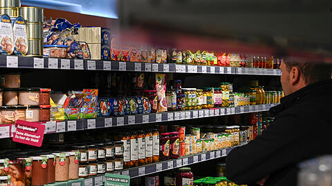 Von wem und unter welchen Arbeitsbedingungen die Regale in so manchem Supermarkt aufgefüllt werden, bekommen die Kunden meist nicht mit. (Symbolbild)