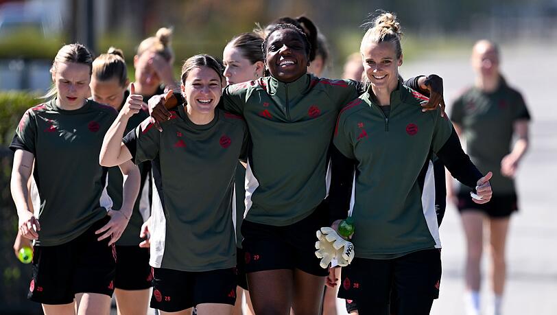 Gute Laune vor dem bislang wichtigsten Spiel des Jahres: die Fu&szlig;ballerinnen des FC Bayern.