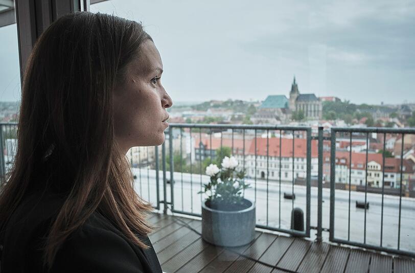 Kriminalpsychologin Annett Schuster (Kristin Suckow) ist aus den USA zur&uuml;ckgekehrt und sinniert &uuml;ber den D&auml;chern von Erfurt.