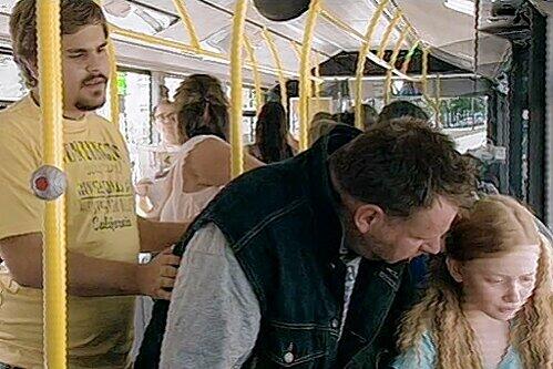 Szene aus dem Aktenzeichen-XY-Film: Thomas Bursik (links) stellt einen Sex-Täter, der eine Schülerin in einem Bus belästigt und sogar begrabscht.