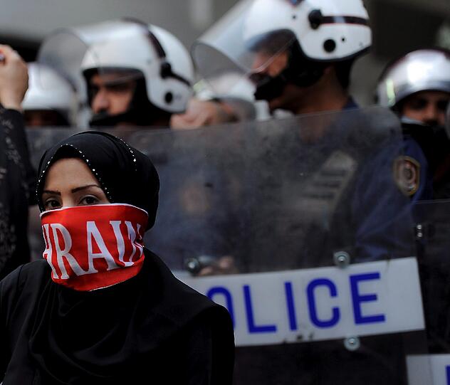 Die Debatte um das Formel-1-Rennen in Bahrain hat sich kurz vor dem ersten Training intensiviert. Die Protestbewegung im Königreich zeigt ihren Zorn darüber, dass der PS-Zirkus sein Gastspiel in der Wüste nicht wie im Vorjahr abgesagt hat.
