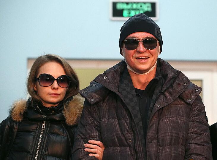 Filin und seine Frau Maria Provich verlassen ein Krankenhaus in Moskau. Der Täter des Säureanschlags soll jetzt gefasst worden sein.
