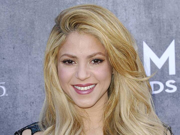 Sängerin Shakira hält sich gerne mit Basketball fit