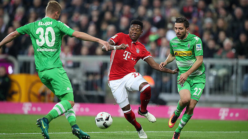 Das Hinspiel gewannen die Bayern mit 2:0 - hier muss sich David Alaba (Mitte) gegen die Mönchengladbacher Nico Elvedi und Julian Korb (rechts) behaupten.