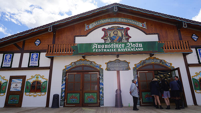 Der Eingang zur Festhalle Bayernland auf dem Frühlingsfest.