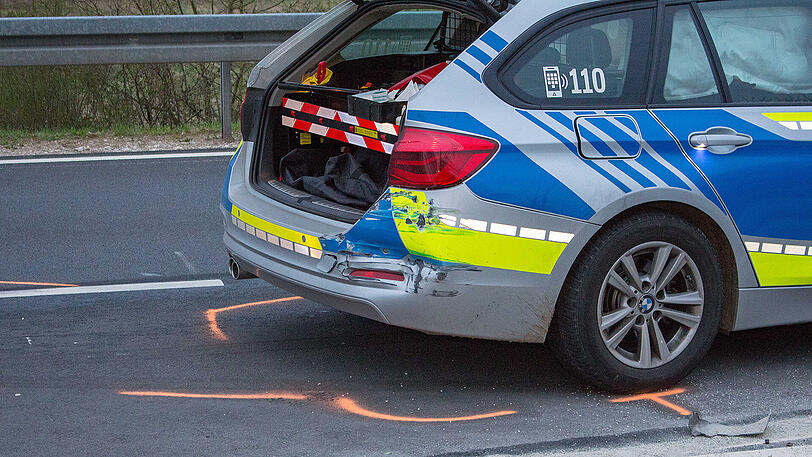 Ein Trümmerfeld auf der Staatsstraße 2245 in Zirndorf: Der Rollerfahrer starb noch vor Ort, der 30-Jährige stieß mit einem Streifenwagen zusammen, der gerade auf Einsatzfahrt war. Die Bilder.