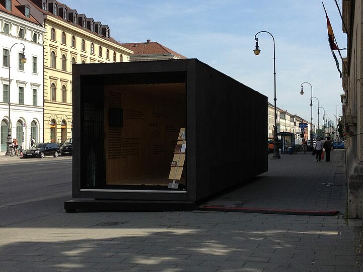 In dieser Box aus Holz können Interessierte sich kostenlos informieren.