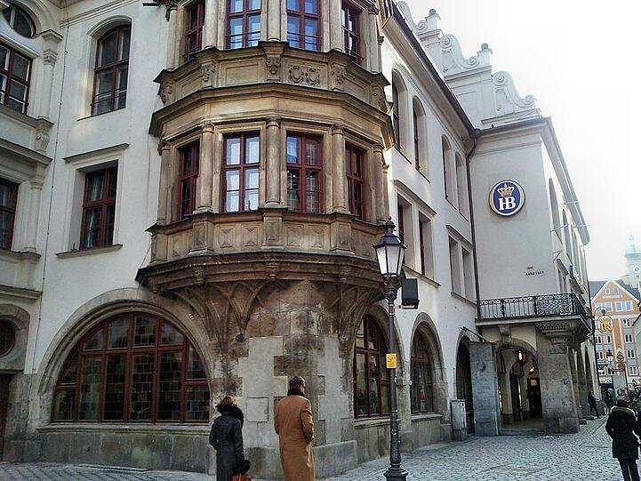 In München steht ein Hofbräuhaus und das zieht seit Jahrzehnten viele Gäste an.