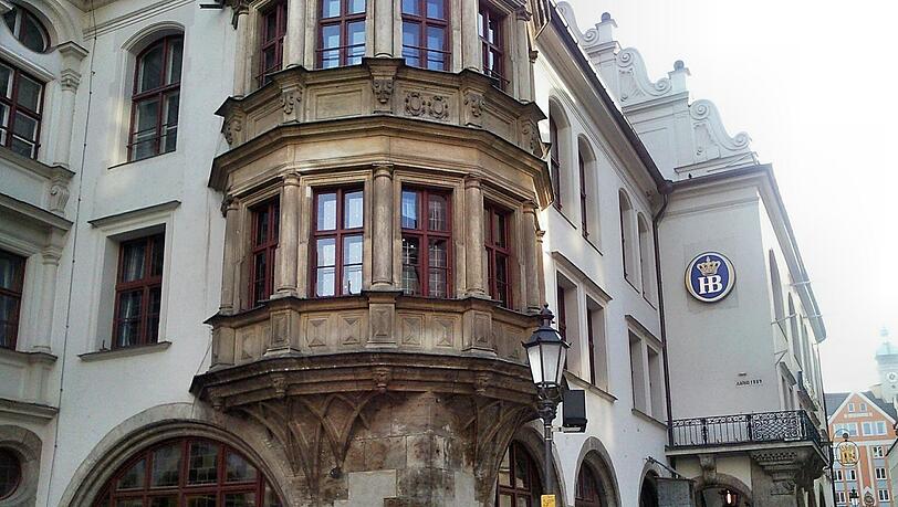 In München steht ein Hofbräuhaus und das zieht seit Jahrzehnten viele Gäste an. In München steht ein Hofbräuhaus und das zieht seit Jahrzehnten viele Gäste an.