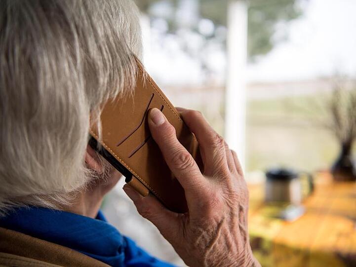 Eine Seniorin telefoniert mit ihrem Smartphone. Foto: Sebastian Gollnow/Archivbild