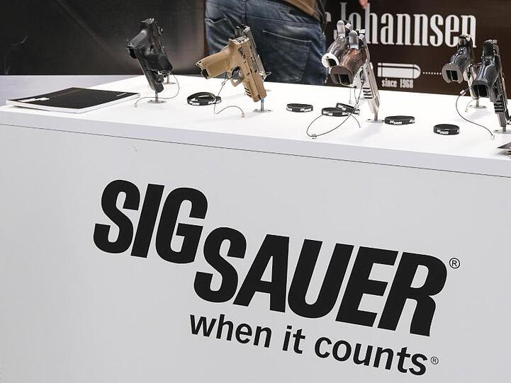 Pistolen der Firma Sig Sauer sind auf einem Ausstellungstisch bei der Messe "Outdoor 2019 Jagd & Natur" aufgestellt.