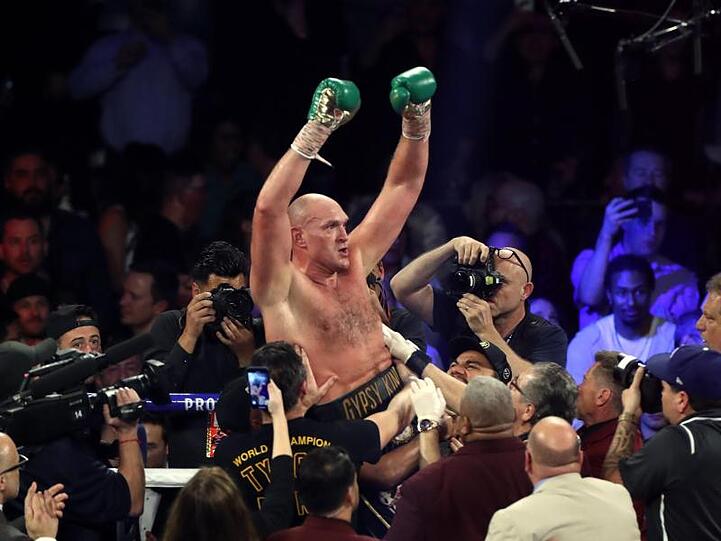 Tyson Fury feiert seinen Titelgewinn.