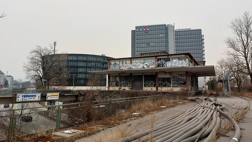 Gleich beim Leuchtenbergring gibt es in München eine verlassene Branntwein-Fabrik. Die soll jetzt zum Leben erweckt werden. Aber mit Musik, Kunst und Austausch. Gleich beim Leuchtenbergring gibt es in München eine verlassene Branntwein-Fabrik. Die soll jetzt zum Leben erweckt werden. Aber mit Musik, Kunst und Austausch.
