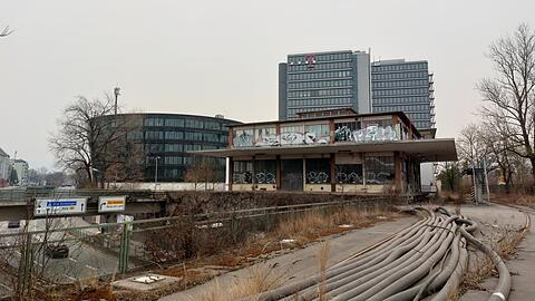Gleich beim Leuchtenbergring gibt es in München eine verlassene Branntwein-Fabrik. Die soll jetzt zum Leben erweckt werden. Aber mit Musik, Kunst und Austausch.