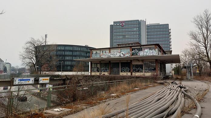 Gleich beim Leuchtenbergring gibt es in München eine verlassene Branntwein-Fabrik. Die soll jetzt zum Leben erweckt werden. Aber mit Musik, Kunst und Austausch.
