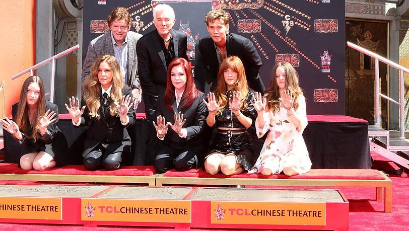 Steve Binder, Baz Luhrmann und Austin Butler (oben, v.l.n.r.) sowie Harper Vivienne Ann Lockwood, Lisa Marie Presley, Priscilla Presley, Riley Keough und Finley Aaron Love Lockwood (unten, v.l.n.r.) bei der Ehrung in Hollywood.