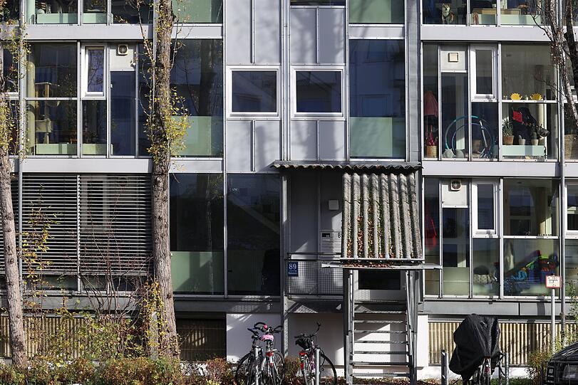 Fast wie ein Puppenhaus, so offen ist alles durch die Fenster zu erkennen.