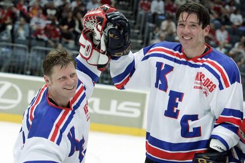 Auch selbst noch aktiv: Beppi Heiß (l.) mit Bundestrainer Uwe Krupp bei einem Oldstar-Spiel.