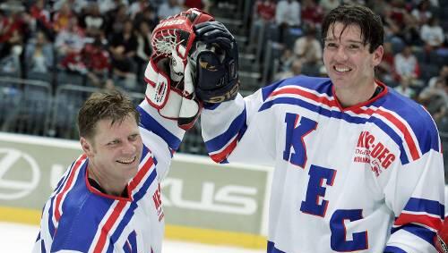 Auch selbst noch aktiv: Beppi Heiß (l.) mit Bundestrainer Uwe Krupp bei einem Oldstar-Spiel. Auch selbst noch aktiv: Beppi Heiß (l.) mit Bundestrainer Uwe Krupp bei einem Oldstar-Spiel.