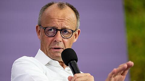 Friedrich Merz sagt, er sei unempfindlich gegen&uuml;ber pers&ouml;nlichen Anw&uuml;rfen.