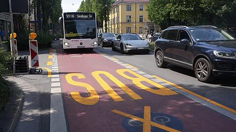 Busspur statt Radweg: Die Lindwurmstra&szlig;e hat sich ver&auml;ndert.