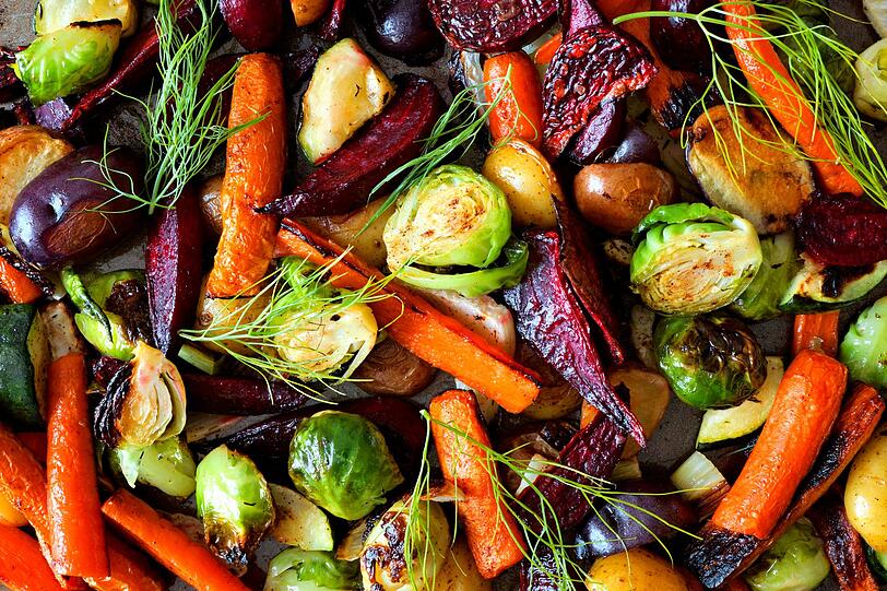 Beim Kochen sind säurearme Gemüsesorten wie Kohl und Karotten eine gute Wahl. Denn Spinat, Mangold, Rhabarber, Süßkartoffeln und Mandeln enthalten viel Oxalsäure. Diese kann die Nährstoffaufnahme hemmen und Kalzium binden. Kalzium ist jedoch essenziell für starken Zahnschmelz. Beim Kochen sind säurearme Gemüsesorten wie Kohl und Karotten eine gute Wahl. Denn Spinat, Mangold, Rhabarber, Süßkartoffeln und Mandeln enthalten viel Oxalsäure. Diese kann die Nährstoffaufnahme hemmen und Kalzium binden. Kalzium ist jedoch essenziell für starken Zahnschmelz.
