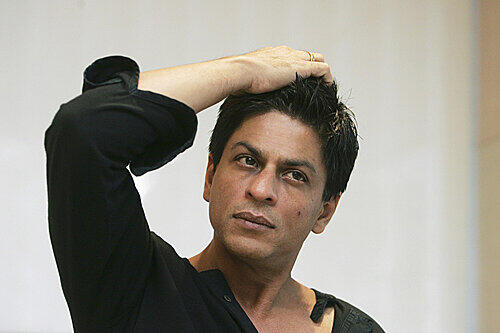 In Indien ist er ein Star, doch auch für einen Prominenten ist an manchen Einwanderungsbehörden Schluss. Shahrukh Khan, Superstar des indischen Kinos, wurde über eine Stunde am Flughafen Newark (New Jersey) festgehalten und verhört. " „Ich bin noch nie so behandelt worden“, sagte Khan danach.
