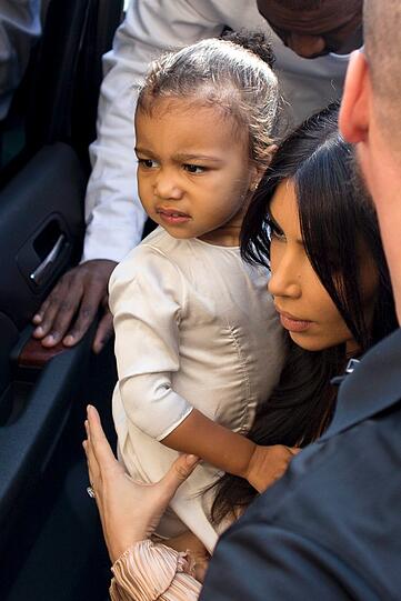 Kim Kardashian mit ihrer kleinen Tochter North West