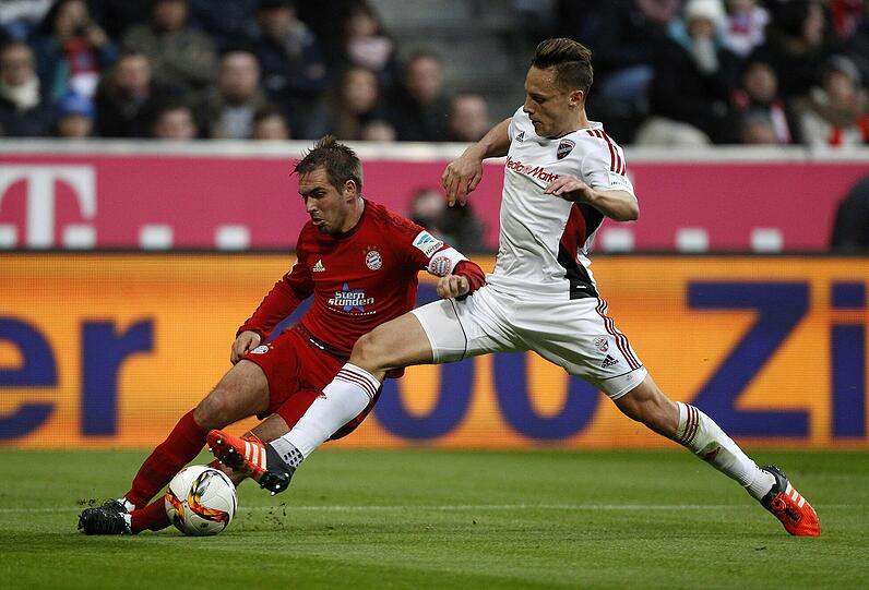 Philipp Lahm, Note 3: Machte mit dem 2:0 nach Müller-Vorlage alles klar (75. Minute), es war sein 14. Tor für den FC Bayern. Der Kapitän probierte viel über die rechte Seite, er gab beinahe einen Außenstürmer. Legte sich in der ersten Halbzeit mit Ingolstadts Robert Bauer an, die beiden standen Stirn an Stirn.