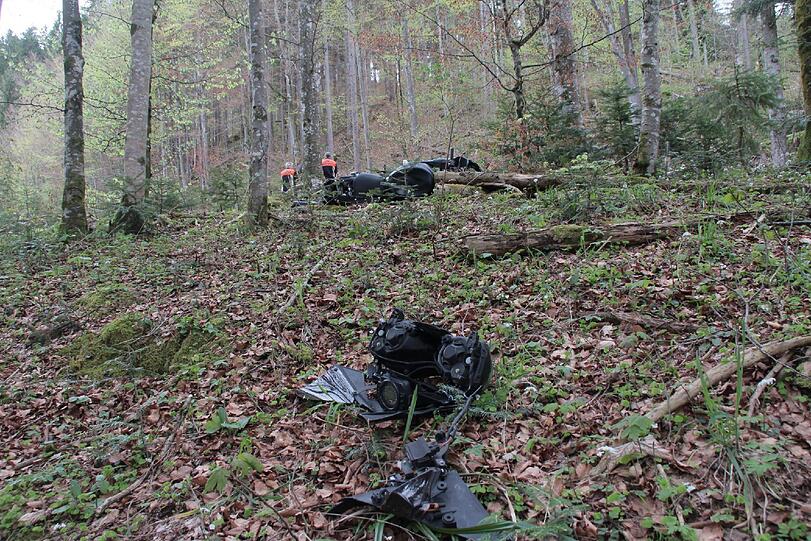 Der 25-Jährige knallte mit seiner Kawasaki Ninja gegen einen Baum und erlag wenig später seinen schweren Verletzungen - die Bilder von der Unfallstelle.