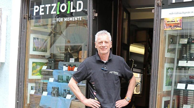Karl Welzmiller hat Grund zur Freude: Ab Oktober wird Foto Petzold gleich zweimal in der Schirmgasse vertreten sein.